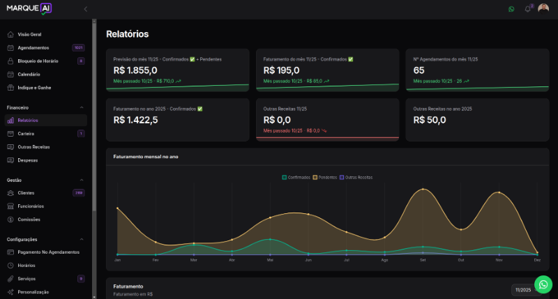 Pessoa usando um notebook moderno em uma mesa organizada com agenda online aberta na tela, mostrando interface de agendamento digital com horários e clientes, ao lado smartphone recebendo lembrete aut